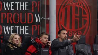 إبراهيموفيتش وابنه في ملعب جوزيبي مياتزا في 15 أبريل 2022 في ميلانو(جوناثان موسكوب / Getty)