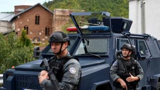 عناصر من شرطة كوسوفو قرب الحدود مع صربيا 27 سبتمبر 2023 (سترينغر/فرانس برس)