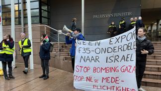 هولنديون يطالبون بحظر تصدير قطع إف-35 لإسرائيل لاهاي22 يناير2024 (سلمان أكسونجر/الأناضول)