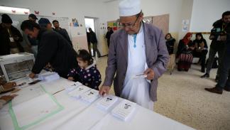سباق الانتخابات الرئاسية الجزائرية/من عملية التصويت بانتخابات الرئاسة الجزائرية 2019 (فرانس برس)