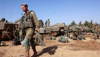 جنود إسرائيليون يتمركزون على حدود قطاع غزة، 24 نوفمبر 2023 (فرانس برس)
