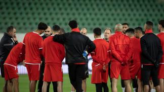 الركراكي يتحدث أمام لاعبي منتخب المغرب على ملعب أدرار يوم 21 مارس/آذار الماضي (Getty)
