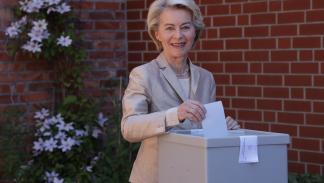 فون ديرلاين تدلي بصوتها في الانتخابات البرلمانية الأوروبية في بورغدورف بألمانيا (Getty)