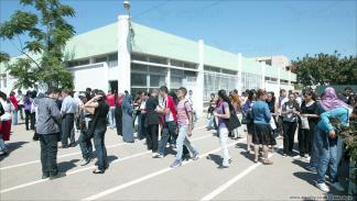 طلاب قبيل دخولهم إلى مركز الامتحان في العاصمة الجزائر / العربي الجديد