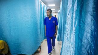 الطبيب الفلسطيني عصام أبو عجوة في مستشفى الأهلي المعمداني في دير البلح (الأناضول)