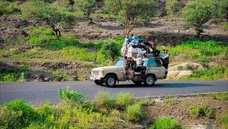 صعوبات كبيرة يواجهها المواطنون في التنقل نقل اليمن (العربي الجديد)