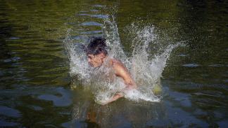 سباحة في بحيرة في بوخارست وسط موجة حر في أوروبا - رومانيا - 9 يوليو 2024 (أسوشييتد برس)