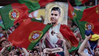 مشجعون برتغاليون يرفعون صورة لكريستيانو رونالدو - 18 حزيران 2024 (Getty)