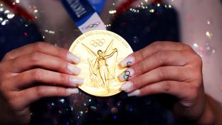 صورة لميدالية ذهبية من أولمبياد طوكيو، 29 يوليو 2021 (لورنس غريفذيس/Getty)