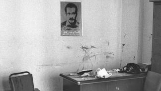 صورة للشهيد غسّان كنفاني في مكتب بسّام أبو شريف بمجلّة "الهدف"
