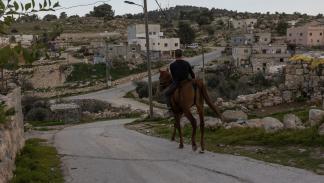 يتواصل استيلاء المستوطنين على الأراضي الفلسطينية (آندرو ليشنستاين/ Getty)