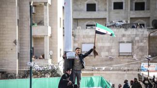 تظاهرة ضد النظام السوري في إدلب، 15 مارس 2024 (عز الدين قاسم/ الأناضول)