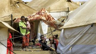 أطفال داخل أحد مراكز الإيواء في القضارف السودانية (فرانس برس)