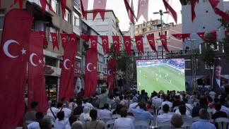 أثناء مشاهدة مباراة للمنتخب التركي خلال يورو 2024، إسطنبول - 18 يوليو 2024 (Getty)