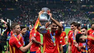 لاعبو منتخب إسبانيا مع لقب اليورو، 14 يوليو 2024 (أوغوز يتير/ الأناضول)