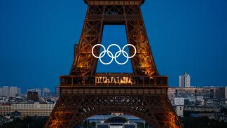 شعار الألعاب الأولمبية على برج إيفل، 14 يوليو 2024 (ديميتار ديلكوف/فرانس برس)