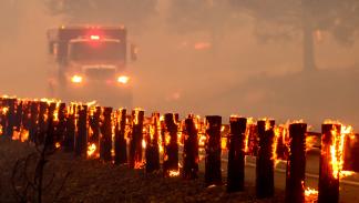 سيارة إطفاء وسط الحرائق المشتعلة في كاليفورنيا، 26 يوليو/ تموز 2024 (جوش إيديلسون/ فرانس برس)