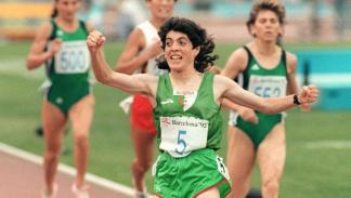 حسيبة بولمرقة صاحبة أول ذهبية للجزائر في الأولمبياد عام 1992 (جان لوب غوترو/فرانس برس)