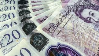 العملة البريطانية أكبر مستفيد من سقوط حزب المحافظين، (مات كاردي/ Getty)