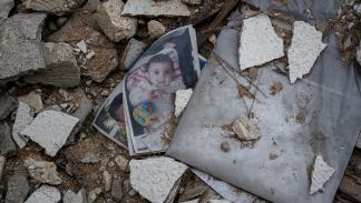 صور لطفل من بين حطام منزل دمره قصف إسرائيلي على علما الشعب، جنوب لبنان، 18 مايو 2024(Getty)