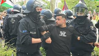 اعتقال متظاهر خلال مسيرة متضامنة مع غزة في برلين، 15 يونيو 2024 (Getty)