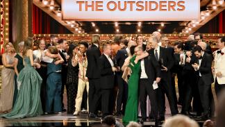 فريق عمل "ذا أوتسايدرز" يستلم جائزة أفضل مسرحية موسيقية في حفل جوائز توني 77 في نيويورك، 16 يونيو 2024 (ثيو وارغو/ Getty)