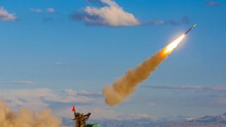 إطلاق صاروخ صيني لضرب هدف على ارتفاع منخفض خلال تدريب تكتيكي، 20 يونيو 2024 (Getty)