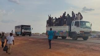 سودانيون فارون من سنار إثر هجوم قوات الدعم السريع 8 يونيو 2024 (فرانس برس)