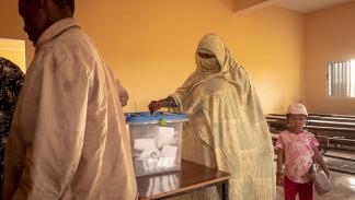 إمرأة موريتانية تدلي بصوتها، نواكشوط 29 يونيو 2024 (ميشيل كاتاني/فرانس برس)