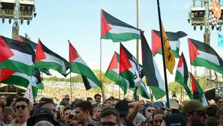 أعلام فلسطين خلال مهرجان غلاستونبري، 28 يونيو 2024 (جيم دايسون/Getty)