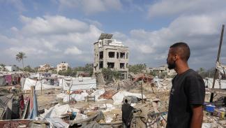 شاب فلسطيني قرب مكان تنفيذ مجزرة مواصي خان يونس 14 يوليو 2024 (بشار طالب/ فرانس برس)