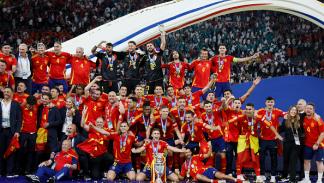 لاعبو إسبانيا يحتفلون باللقب ليلة التتويج باليورو في 14 يوليو 2024 (ريتشارد سيلرز/Getty)