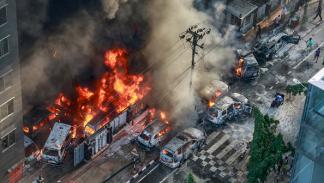تصاعد الدخان من مركبات أحرقها متظاهرون في دكا، 18 يوليو 2024 (فرانس برس)