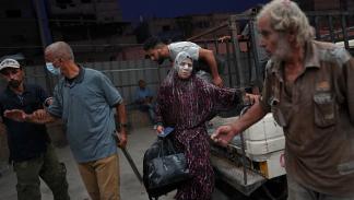 امرأة مصابة في خانيونس جنوبي قطاع غزة / 22 يوليو 2024 (Getty)