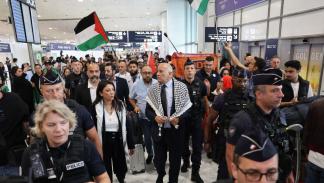 الرجوب بعد وصوله لمطار فرنسا مع الرياضيين الفلسطينيين، يوليو 2024 (أحمد غربالي/Getty)
