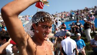 مشجع في أولمبياد باريس يسكب الماء على رأسه، 30 يوليو 2024 (Getty)