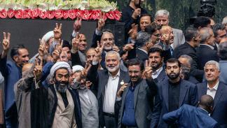 هنية (وسط) يرفع شارة النصر في حفل تنصيب الرئيس الإيراني بطهران، 30 يوليو 2024