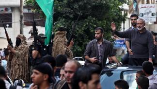 هنية مع عناصر من كتائب القسام، 21 سبتمبر 2013 (Getty)
