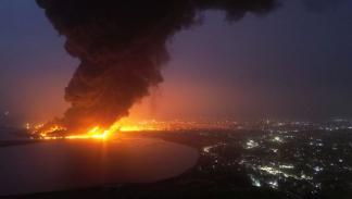 اندلاع حريق عقب قصف إسرائيلي في ميناء الحديدة - 20- 7- 2024 رويترز