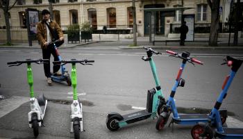 الدراجات الكهربائية في باريس (أسوشييتد برس)