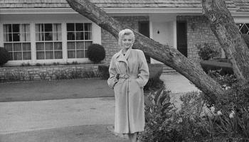 مارلين مونرو أمام منزلها في كاليفورنيا، 1956(جين ليستر/ Getty)
