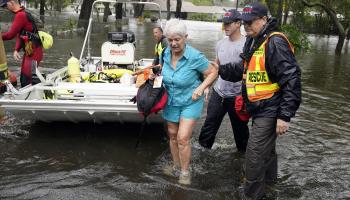 انقاذ  سيدة في حي أورلاندو  بولاية فلوريدا من فيضانات إعصار إيان (أسوشييتدبرس)