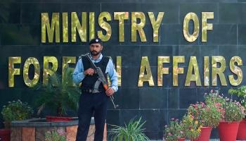 شرطي يقف خارج مبنى وزارة الخارجية الباكستانية، 2 سبتمبر 2019 (Getty)