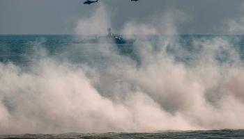 مروحيات روسية تحلق فوق ساحل بحر قزوين، 23 سبتمبر 2020 (فرانس برس)