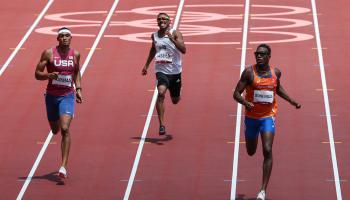 طه حسين بتصفيات 400 متر خلال أولمبياد طوكيو 1 يناير 2021 (جوزيبي كاكاس /فرانس برس)