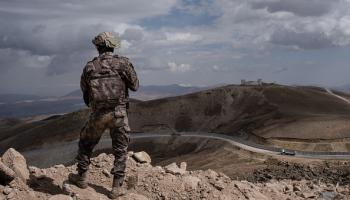 جندي تركي يقف على الحدود الإيرانية التركية في 1 أكتوير 2021 (Getty)