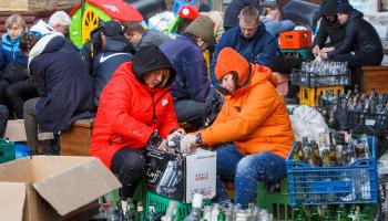 أوكرانيون يحضّرون زجاجات حارقة لاستخدامها ضد القوات الروسية (Getty)