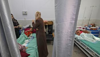 ضحيا الحروق يتلقون العلاج بمستشفى الشفاء في غزة (محمد عابد/ فرانس برس)