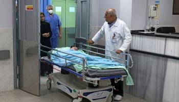 لحظة خروج طفل من غرفة العمليات، مستشفى الشفاء بغزة (محمد عابد/ فرانس برس)