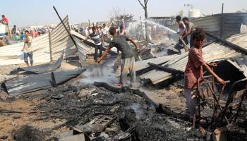 حريق بمخيم الجشة في اليمن (خالد زياد/فرانس برس)
